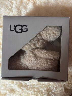 UGG Shoe Box in Light Gray with Cream Label